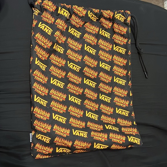 STRANGER THINGS CUSTOM VANS SUPER RARE - Picture 6 of 7